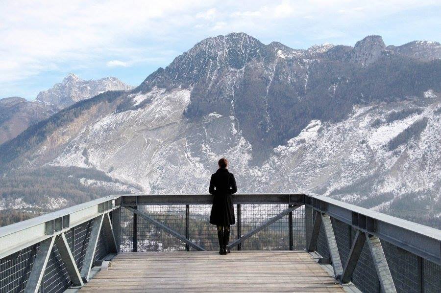 Progetto Dolomiti Contemporanee. La passerella sospesa che guarda il toc, allo spazio di casso foto: archivio dc