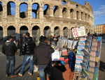 Il degrado sempre più diffuso nelle città italiane assedia anche monumenti come il Colosseo a Roma